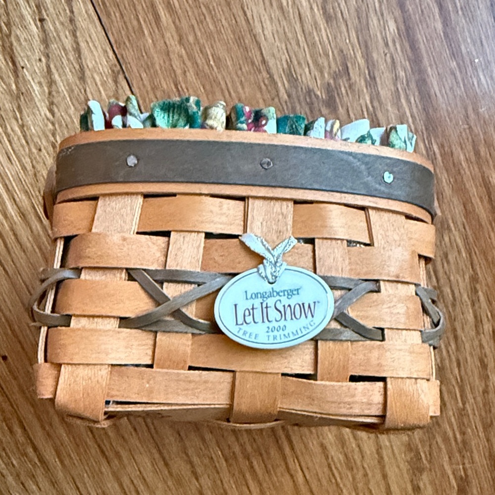 Longaberger Brown Woven Basket with Tree Trimming 2000 Let It Snow Plaque
